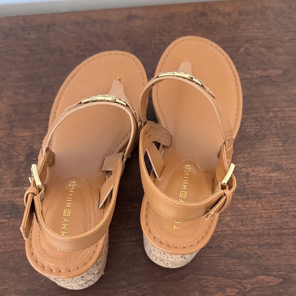 Tommy Hilfiger Tan Cork Platform Thong Sandals with Gold Logo - Picture 3 of 5
